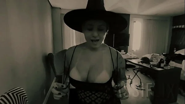 Você ja fodeu uma bruxa tão safada e gostosa no Halloween com uma bunda grande dessas ?? E jorrar leite quentinho no peito dela lambuzando ela com PORRA será que pode ?