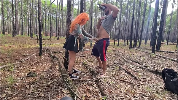 Ruiva gostosa fazendo exibicionismo na trilha que acaba em sexo ao ar livre ** Completo no RED