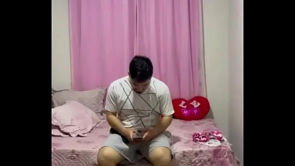 Me pilló masturbándome y me dio vagina como castigo