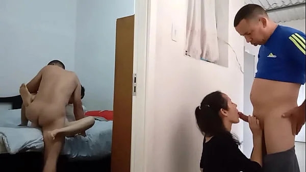 Veo al cornudo follando en mi habitación mientras su amigo se folla mi culo.