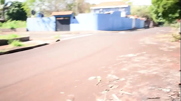 encontrei minha vizinha traindo o marido na rua ae falei pra deixar ey foder ela e ela me levo para uma casa de contruçao logo foi ofereceno o cusinho