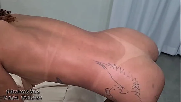 Levou a namoradinha novinha pros amigos foderem