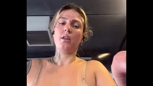 Fui treinar na academia não percebi que estava só de sutiã por baixo ! Os marombas passava e ficava olhando eu fiquei com muito tesão e toda molhada e minha calça branca molhadinha na buceta!