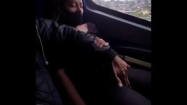 Pedi para um desconhecido tocar uma siririca dentro do onibus para mim ! / Mari e Chell /