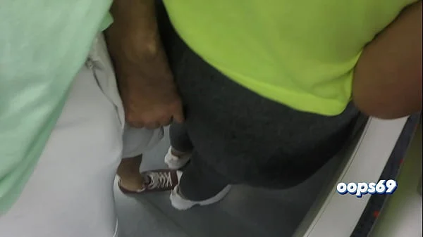 Guy Grinding his Cock in the Ass of a Woman who Goes to Work by Public Train and she Liked !