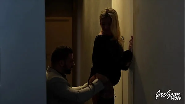 Miss Alice adore cette grosse bite veineuse