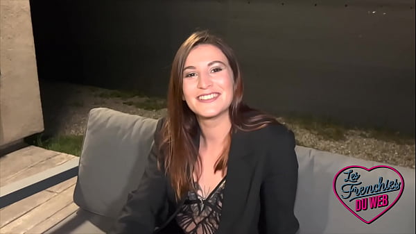 Katy, jeune brunette aux cuisses bien ouvertes