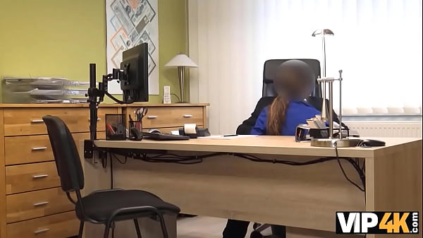 VIP4K. MILF hat keine Angst vor dem Nageln, wenn es sie näher ans Geld bringt