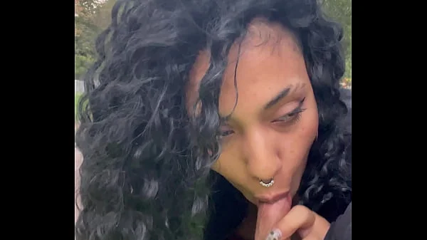 TOMANDO LECHE EN UN PARQUE PÚBLICO DE DIA EN BUENOS AIRES