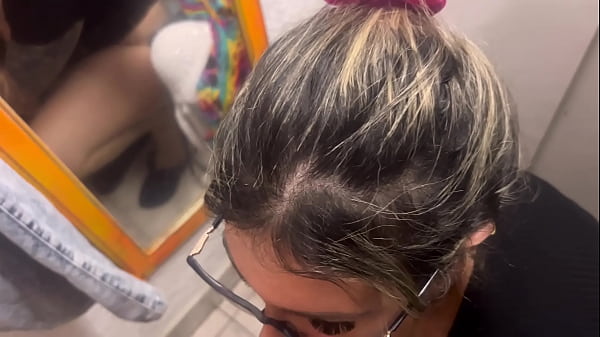 A gostosa da minha mulher dentro do vestuário da loja louca de tesao não aguentamos fudemos ali mesmo (sexo em público)