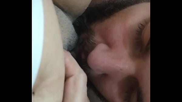 Vizinho dotado me fazendo gozar bem gostoso chupando meu grelinho!