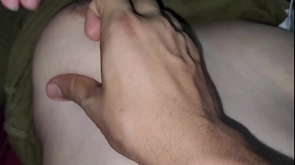 Le bajo las bragas a mi hijastra