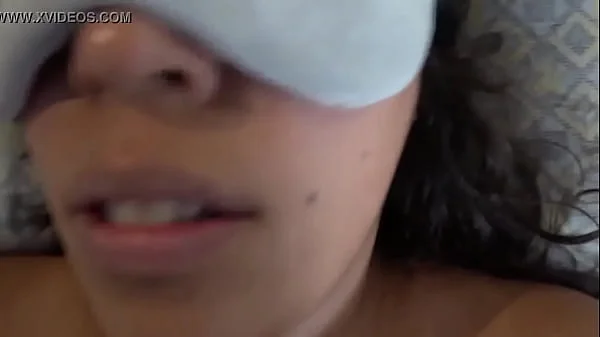 hijastro pervertido se mete al cuarto de su joven madrastra para cogerla sin condón