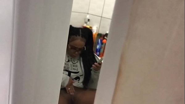 Fui flagrada na siririca no banheiro e levei duas gozadas seguidas na cara. {veja no RED}