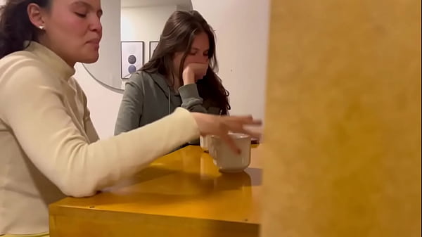 Lesbianas se tocan en público y después follan en baño público.