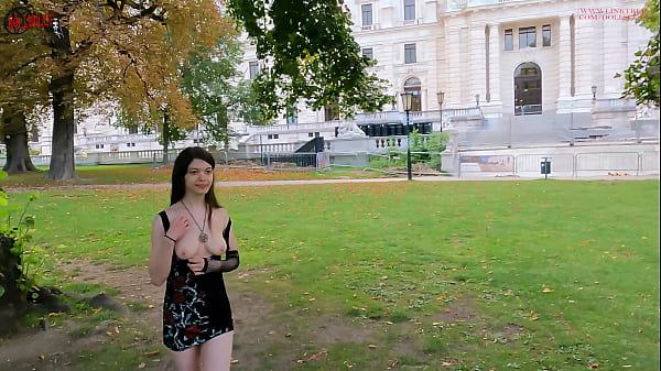 Extreme flashing in Vienna - DOLLSCULT